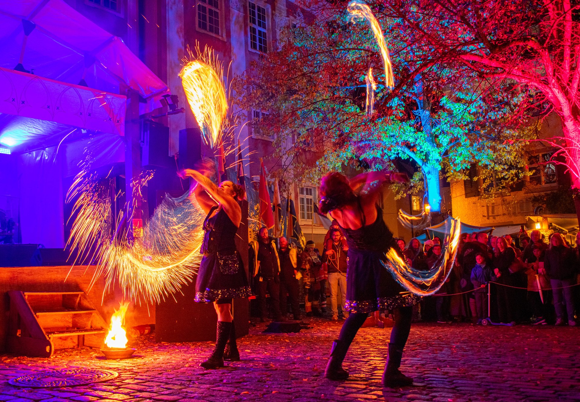 Feuerartistik und historische Kulisse